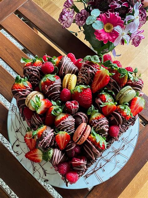 schoko-erdbeeren mit verschiedenen toppings
