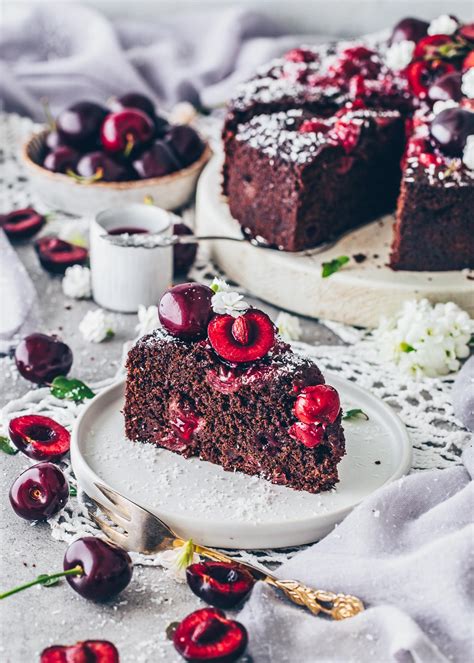 schoko-kirsch-kuchen frisch gebacken auf kuchenplatte