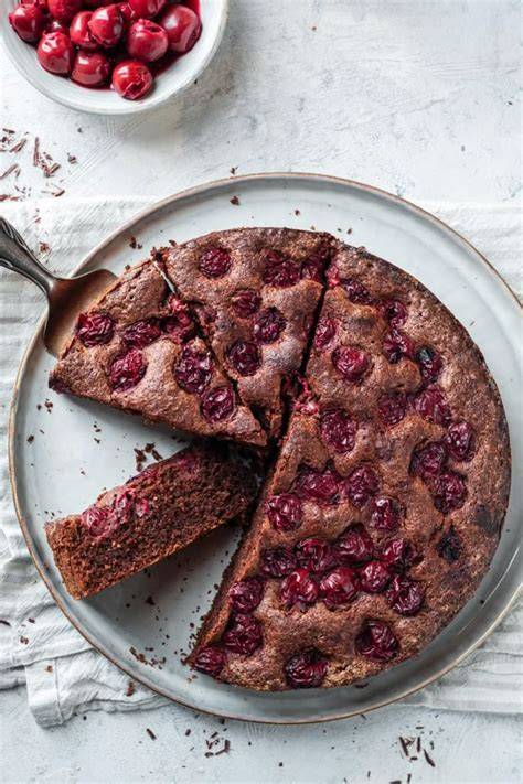 schoko-kirsch-kuchen in springform, anschnitt, kirschen und schokostücke