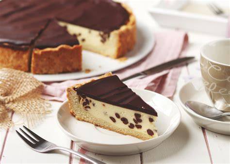 schokoglasur auf bananen-käsekuchen, detailaufnahme