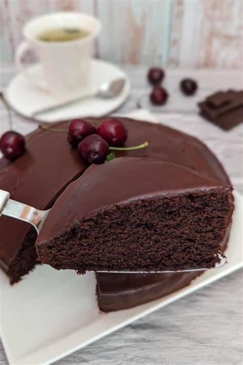 schokokuchen mit sahne und früchten serviert