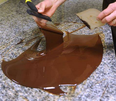 schokolade auf marmortisch beim tablieren