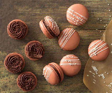 schokoladen-macarons mit verschiedenen ganache-füllungen
