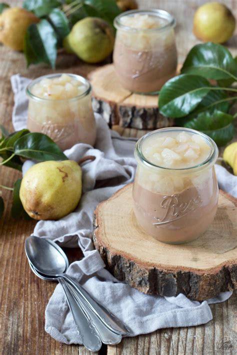 schokomousse im glas mit birnenkompott