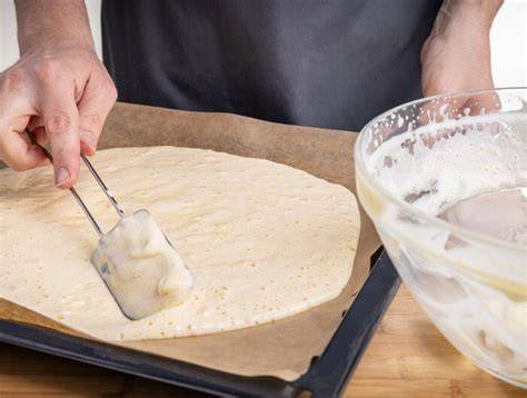 schritt fuer schritt biskuitteig auf backblech streichen