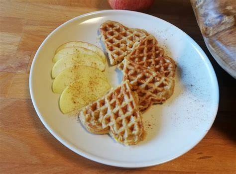 schritt-für-schritt: apfel raspeln, teig rühren, waffeln ausbacken
