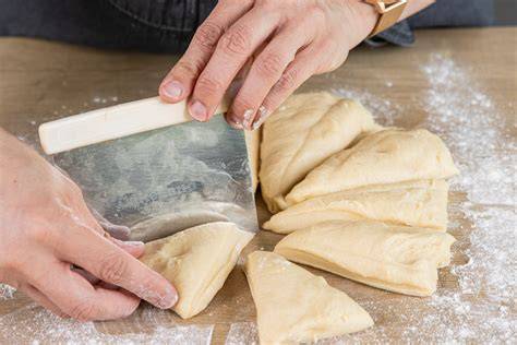 schritt-für-schritt: teigkugeln füllen, backen, glasieren; weihnachtlicher hintergrund