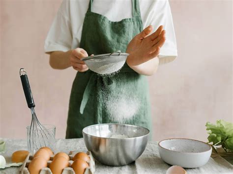schrittbilder biskuitboden: rühren, sieben, backen