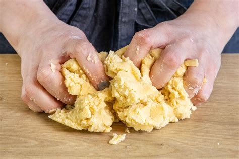schrittbilder mürbeteig: mischen, kühlen, ausrollen, form mit rand auskleiden