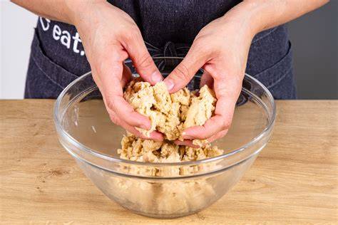 schrittfolge apfel schälen teig in form streusel darüber