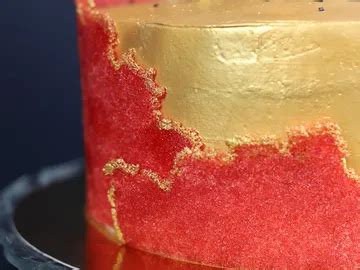 schwarze Fault Line Torte mit goldener Linie und roter Deko