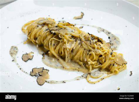 schwarze trüffelsauce auf pasta