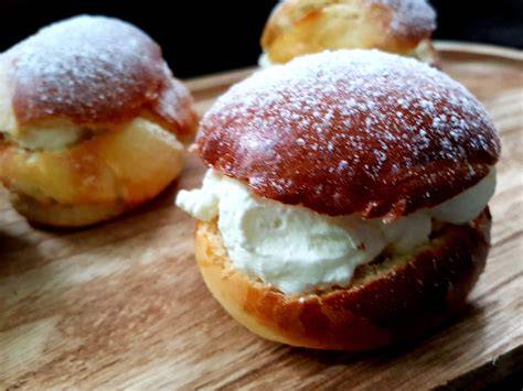 schwedisches Gebäck - Semlor und Dammsugare auf einem Kaffeetisch