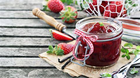 selbst gemachte Marmeladengläser, Gelee und frische Früchte