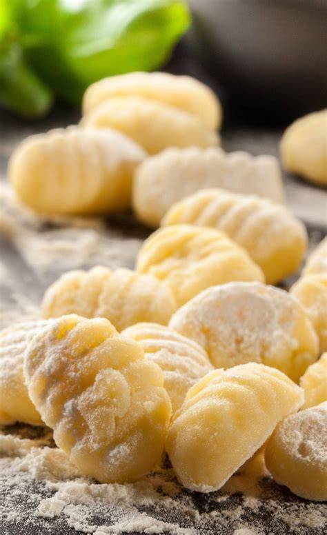 selbstgemachte gnocchi roh auf bemehlter arbeitsfläche