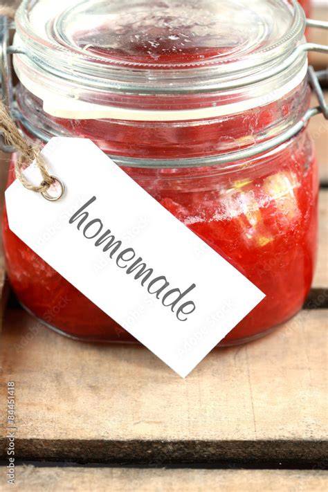 selbstgemachte marmelade etikettiert im regal
