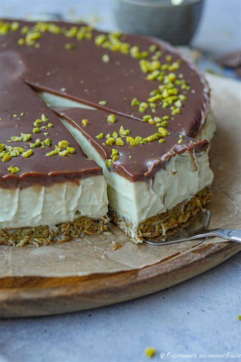 servierfertiges Stück Dubai Cheesecake mit Pistazien