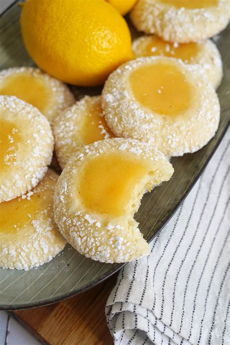 servierplatte mit Lemon Curd Cookies und Puderzucker