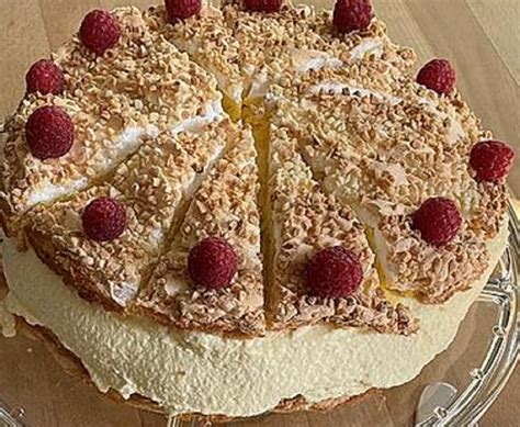 servierte Stücke der Drei-Tage-Torte auf einer Kaffeetafel