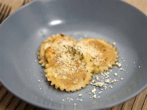 servierte Trüffel Ravioli mit gehobeltem Trüffel