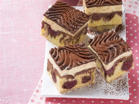 servierte stückchen laktosefreie schokocreme-torte