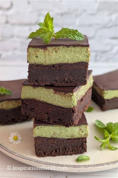 servierte vegane Brownies mit Minze dekoriert