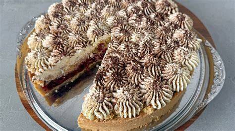 servierter Cranberry-Kuchen mit Sahne und Tee