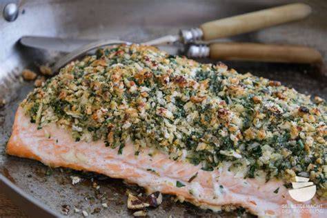 serviertipp: ofenlachs mit kruste auf kartoffel-gurken-salat