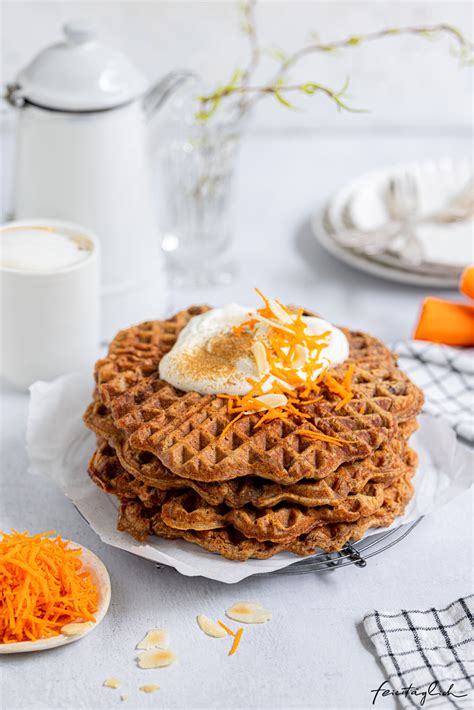 serviervorschläge: waffeln mit joghurt, apfelstücken und zimt