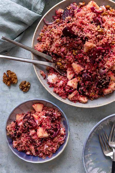 serviervorschlag: herzhafte rote-bete-waffeln mit feta, walnüssen und ahornsirup