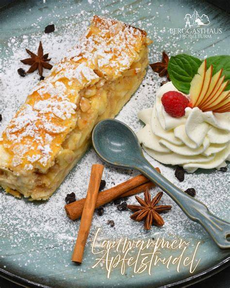serviervorschlag: lauwarmer apfel-schoko-kuchen mit sahne oder vanilleeis