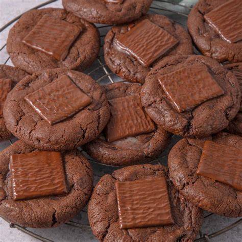 serviervorschlag: plätzchenteller mit after eight cookies neben tee und kaffeetassen