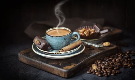 serviervorschlag: schoko-maisstangen auf einem brett mit kaffeetasse