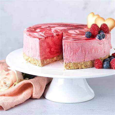 serviervorschlag: stück bananenkäsekuchen mit beeren