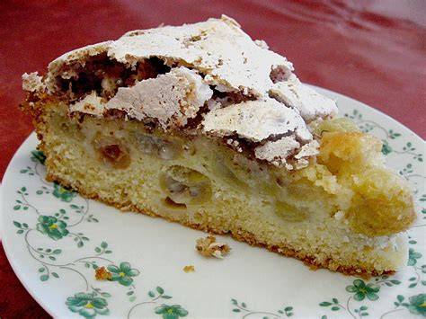 serviervorschlag: stück stachelbeerkuchen mit sahne und mandelsplittern auf teller