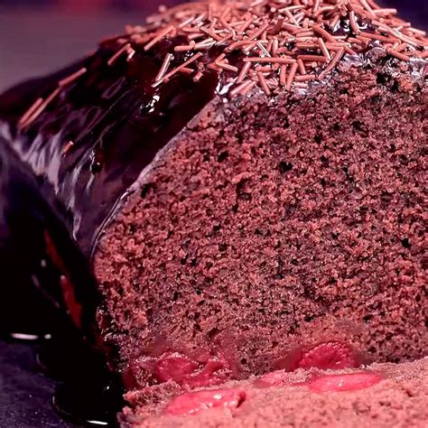 serviervorschlag: stücke schoko-kirsch-kuchen mit glasur und puderzucker