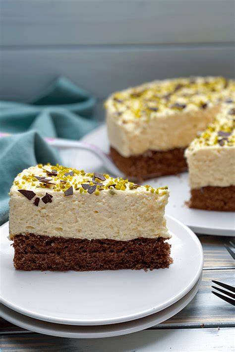 serviervorschlag: torte angeschnitten mit sichtbarer eierlikörmousse und schokoboden