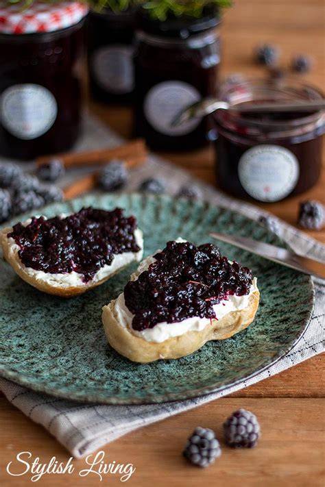 serviervorschlag brombeermarmelade mit vanille schokolade und amaretto