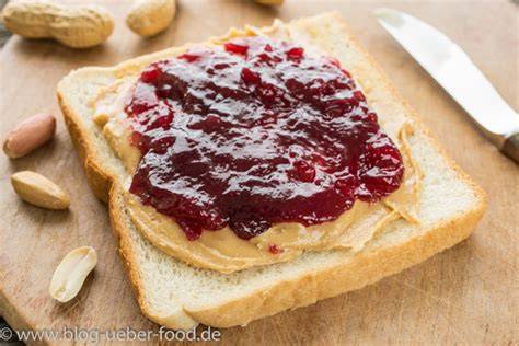 serviervorschlag erdnussbutter auf brot mit marmelade