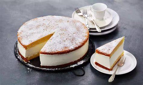 serviervorschlag käse-sahne-torte mit puderzucker bestäubt