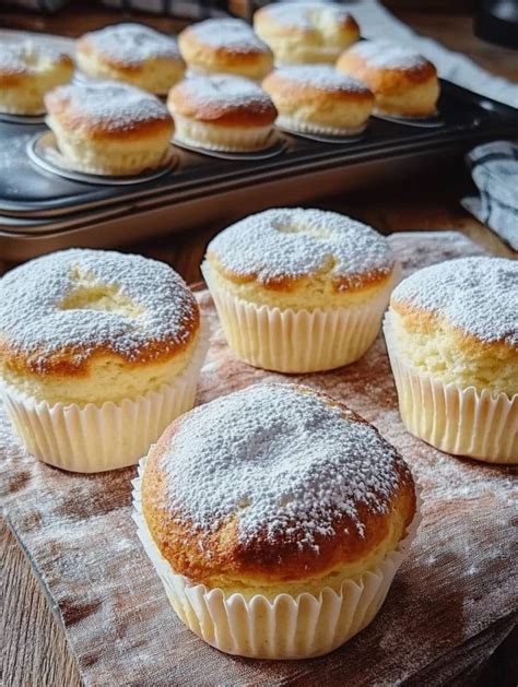 serviervorschlag kaesekuchen muffins mit puderzucker und kaffeetafel