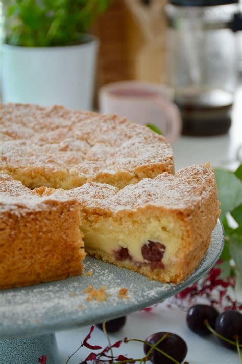 serviervorschlag kirschkuchen mit puderzucker sahne vanilleeis