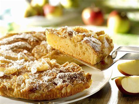 serviervorschlag kleiner apfel mandel kuchen mit sahne und vanillesauce