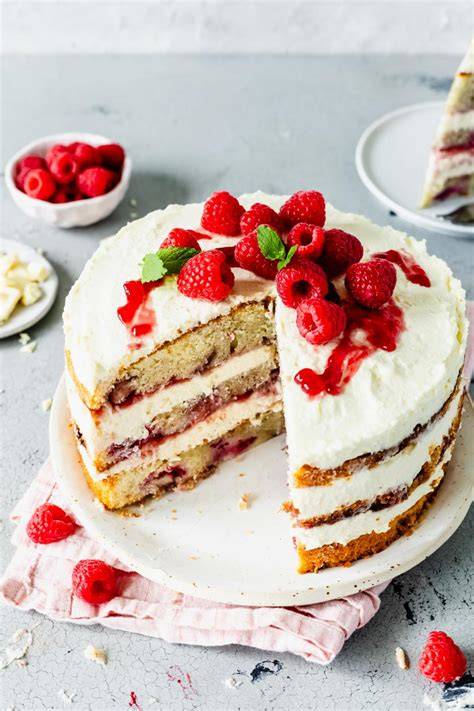 serviervorschlag mit raspeln aus weißer schokolade und zitronenzeste
