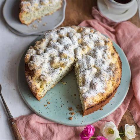 serviervorschlag mohn joghurt kuchen stuecke auf teller mit zitrone