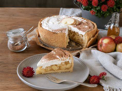 serviervorschlag stueck erdbeer apfel kuchen mit sahne