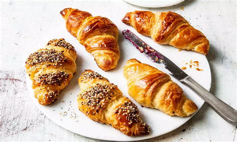 sichelförmiges Gipfeli mit Vergleich zu Croissant und Kipferl