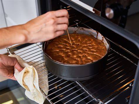 stäbchenprobe-und-schnitt-beim-kuchen