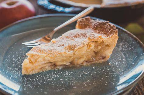 stück vegane apfelkuchen mit mürbeteig, serviert mit vanilleeis