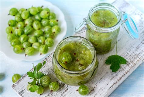 stachelbeeren vorbereiten, gläser sterilisiert